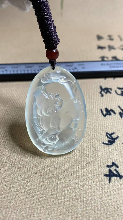 Zodiac Ox: Liontin es giok Xiuyan yang indah, ukuran: 43✖️30mm, termasuk ongkos kirim dan pajak