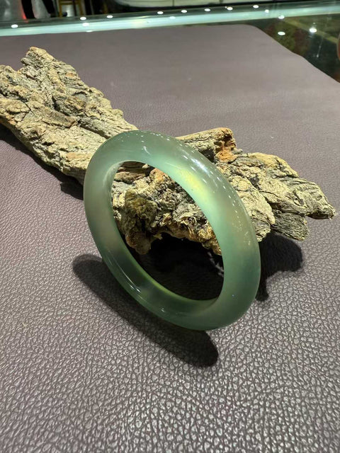 Gelang giok Xiuyan yang indah! Diameter dalam 60mm. Batu alam terbentuk secara alami, polanya acak. Biaya pengiriman dan pajak sudah termasuk.