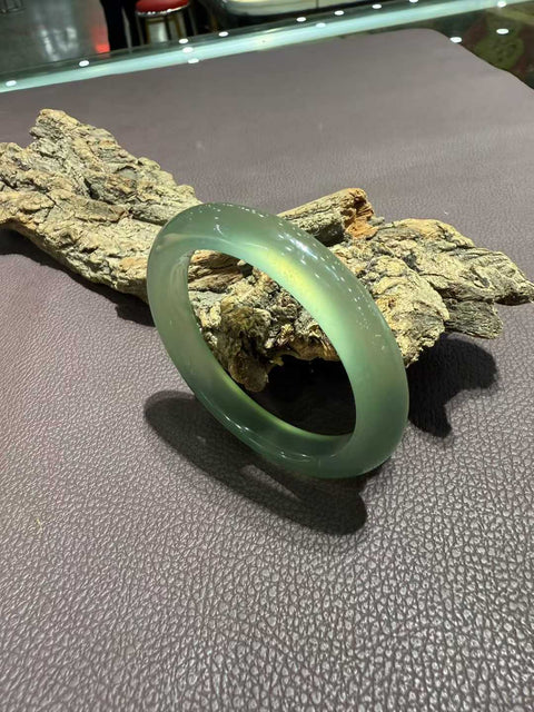 Gelang giok Xiuyan yang indah! Diameter dalam 60mm. Batu alam terbentuk secara alami, polanya acak. Biaya pengiriman dan pajak sudah termasuk.