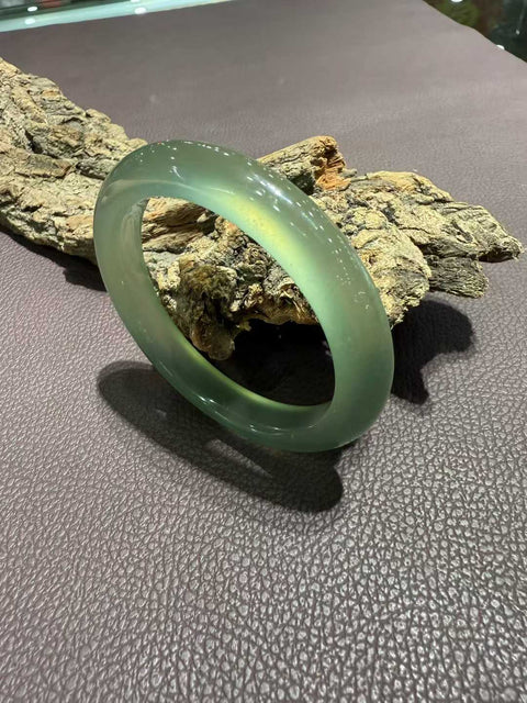 Gelang giok Xiuyan yang indah! Diameter dalam 60mm. Batu alam terbentuk secara alami, polanya acak. Biaya pengiriman dan pajak sudah termasuk.