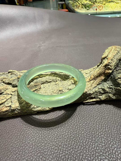 Gelang giok Xiuyan yang indah! Diameter dalam 60mm. Batu alam terbentuk secara alami, polanya acak. Biaya pengiriman dan pajak sudah termasuk.