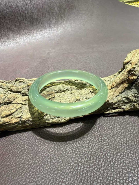 Gelang giok Xiuyan yang indah! Diameter dalam 60mm. Batu alam terbentuk secara alami, polanya acak. Biaya pengiriman dan pajak sudah termasuk.