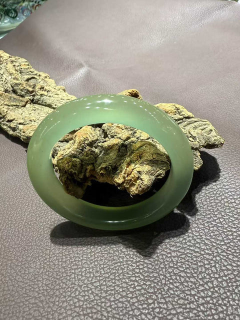 Gelang giok Xiuyan yang indah! Diameter dalam 56mm. Batu alamnya terbentuk secara alami, dan polanya acak. Biaya kirim dan pajak sudah termasuk.