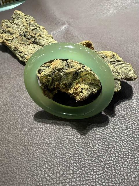 Gelang giok Xiuyan yang indah! Diameter dalam 56mm. Batu alamnya terbentuk secara alami, dan polanya acak. Biaya kirim dan pajak sudah termasuk.