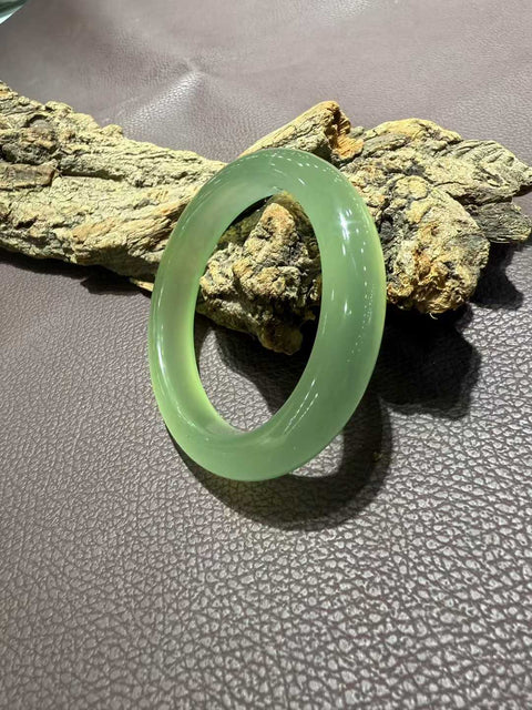 Gelang giok Xiuyan yang indah! Diameter dalam 56mm. Batu alamnya terbentuk secara alami, dan polanya acak. Biaya kirim dan pajak sudah termasuk.