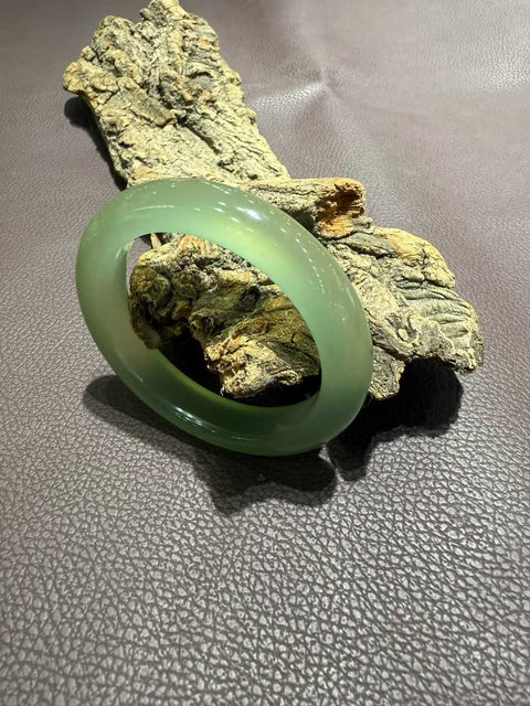 Gelang giok Xiuyan yang indah! Diameter dalam 56mm. Batu alamnya terbentuk secara alami, dan polanya acak. Biaya kirim dan pajak sudah termasuk.