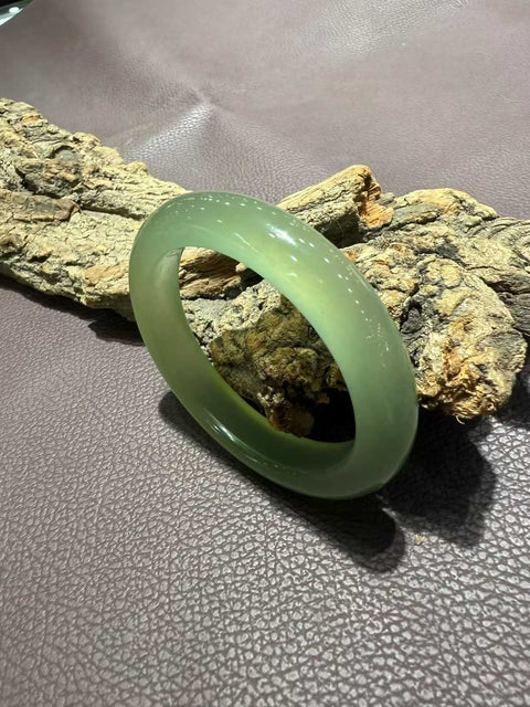 Gelang giok Xiuyan yang indah! Diameter dalam 56mm. Batu alamnya terbentuk secara alami, dan polanya acak. Biaya kirim dan pajak sudah termasuk.