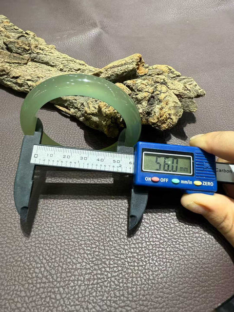 Gelang giok Xiuyan yang indah! Diameter dalam 56mm. Batu alamnya terbentuk secara alami, dan polanya acak. Biaya kirim dan pajak sudah termasuk.