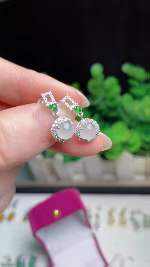 Anting giok alami, bahan lubang tua, dasar halus dan hangat, dingin dan transparan, indah dan modis, tatahan perak 925, spesifikasi 0,6 termasuk pajak pengiriman