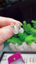 Anting giok alami, bahan lubang tua, dasar halus dan hangat, dingin dan transparan, indah dan modis, tatahan perak 925, spesifikasi 0,6 termasuk pajak pengiriman