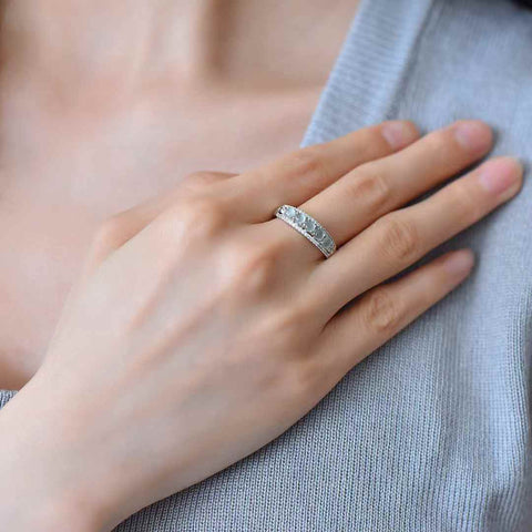 Cincin perak polos 31003#925 bertatahkan cabochon giok biru dengan zirkon ini tampak baru dan modis. Batu gioknya hangat dan halus, sehingga efek pemakaiannya menarik perhatian. Spesifikasi giok: (3*3) termasuk pajak pengiriman.
