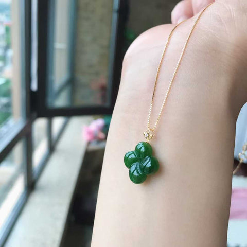 Liontin semanggi keberuntungan dari batu giok. Gioknya bersih dan halus, tanpa noda hitam atau retakan, dan warnanya indah. Gesper emas 18 karat, ukuran muka giok 16/16 mm, semanggi berdaun empat, sudah termasuk ongkos kirim dan pajak.