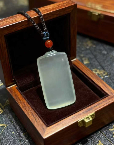 Jimat perdamaian dan keselamatan berbahan giok Xiuyan dengan es tinggi! Spesifikasi: 46mm x 26mm, termasuk ongkos kirim dan pajak