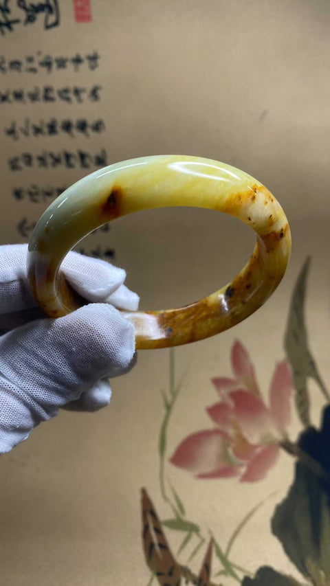 Gelang giok bunga giok Xiuyan yang indah, warna alami, setiap gayanya unik, diameter dalam: 56,1mm, lebar samping 13,5mm, termasuk pajak pengiriman