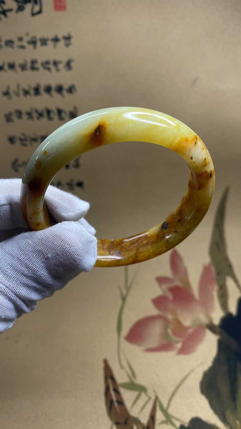 Gelang giok bunga giok Xiuyan yang indah, warna alami, setiap gayanya unik, diameter dalam: 56,1mm, lebar samping 13,5mm, termasuk pajak pengiriman