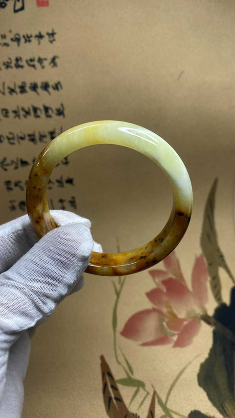 Gelang giok bunga giok Xiuyan yang indah, warna alami, setiap gayanya unik, diameter dalam: 56,1mm, lebar samping 13,5mm, termasuk pajak pengiriman