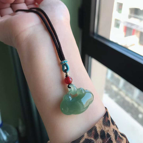 Tas berkah perdamaian giok Hetian mengunci kebahagiaan 🥰 Giok Hetian yang indah 😍 Gioknya hangat dan lembut, penuh minyak. Desain yang benar-benar mewah dan sederhana ✨ Ukuran 28/26mm Sertifikat Inspeksi Nasional Termasuk biaya kirim dan pajak