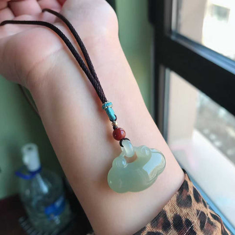 Tas berkah perdamaian giok Hetian mengunci kebahagiaan 🥰 Giok Hetian yang indah 😍 Gioknya hangat dan lembut, penuh minyak. Desain yang benar-benar mewah dan sederhana ✨ Ukuran 28/26mm Sertifikat Inspeksi Nasional Termasuk biaya kirim dan pajak