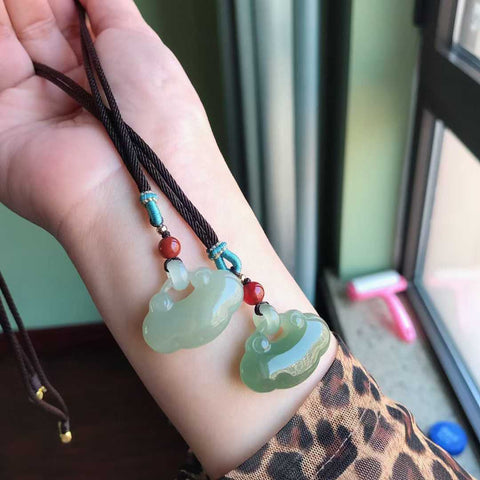 Tas berkah perdamaian giok Hetian mengunci kebahagiaan 🥰 Giok Hetian yang indah 😍 Gioknya hangat dan lembut, penuh minyak. Desain yang benar-benar mewah dan sederhana ✨ Ukuran 28/26mm Sertifikat Inspeksi Nasional Termasuk biaya kirim dan pajak