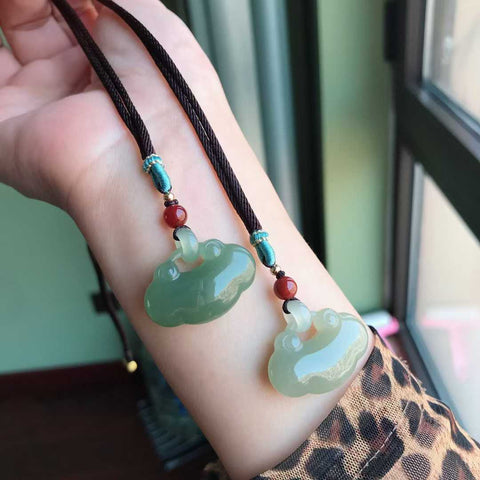 Tas berkah perdamaian giok Hetian mengunci kebahagiaan 🥰 Giok Hetian yang indah 😍 Gioknya hangat dan lembut, penuh minyak. Desain yang benar-benar mewah dan sederhana ✨ Ukuran 28/26mm Sertifikat Inspeksi Nasional Termasuk biaya kirim dan pajak