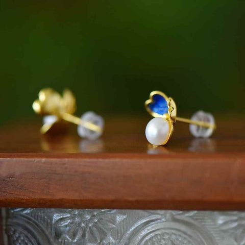 Anting-anting iris enamel mutiara bertatahkan perak 22099-2#925 yang baru dan modis. Mutiaranya hangat dan halus, dan efek pemakaiannya memikat. Spesifikasi mutiara: (6*6) termasuk ongkos kirim dan pajak.