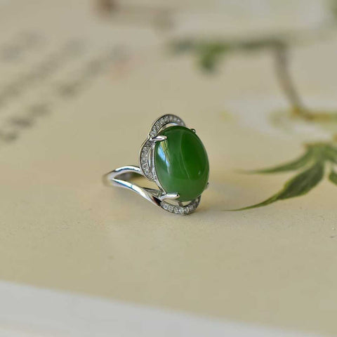 Cincin perak polos berbentuk telur 11341#925 bertatahkan giok Hetian, jasper, dengan gaya khusus. Gioknya hangat dan halus. Efek pemakaiannya memikat. Ukuran spesifikasi: 12*16, termasuk ongkos kirim dan pajak.