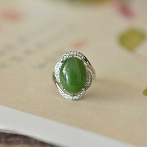 Cincin perak polos berbentuk telur 11341#925 bertatahkan giok Hetian, jasper, dengan gaya khusus. Gioknya hangat dan halus. Efek pemakaiannya memikat. Ukuran spesifikasi: 12*16, termasuk ongkos kirim dan pajak.