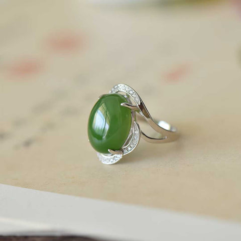 Cincin perak polos berbentuk telur 11341#925 bertatahkan giok Hetian, jasper, dengan gaya khusus. Gioknya hangat dan halus. Efek pemakaiannya memikat. Ukuran spesifikasi: 12*16, termasuk ongkos kirim dan pajak.