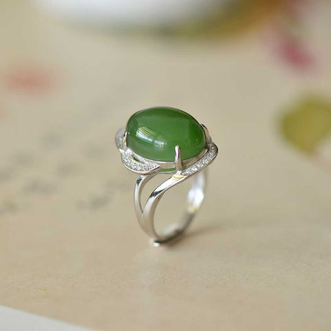 Cincin perak polos berbentuk telur 11341#925 bertatahkan giok Hetian, jasper, dengan gaya khusus. Gioknya hangat dan halus. Efek pemakaiannya memikat. Ukuran spesifikasi: 12*16, termasuk ongkos kirim dan pajak.