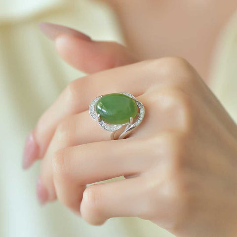 Cincin perak polos berbentuk telur 11341#925 bertatahkan giok Hetian, jasper, dengan gaya khusus. Gioknya hangat dan halus. Efek pemakaiannya memikat. Ukuran spesifikasi: 12*16, termasuk ongkos kirim dan pajak.