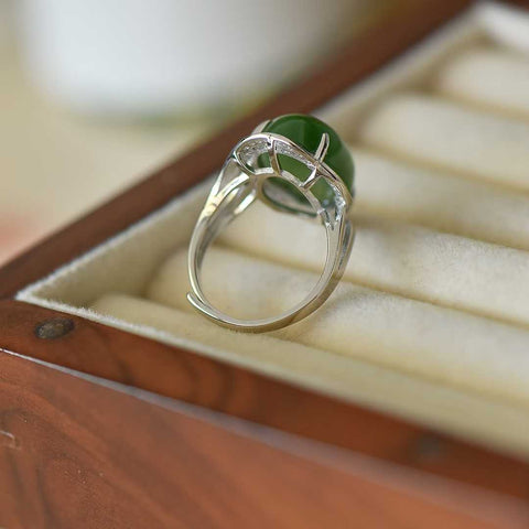 Cincin perak polos berbentuk telur 11341#925 bertatahkan giok Hetian, jasper, dengan gaya khusus. Gioknya hangat dan halus. Efek pemakaiannya memikat. Ukuran spesifikasi: 12*16, termasuk ongkos kirim dan pajak.