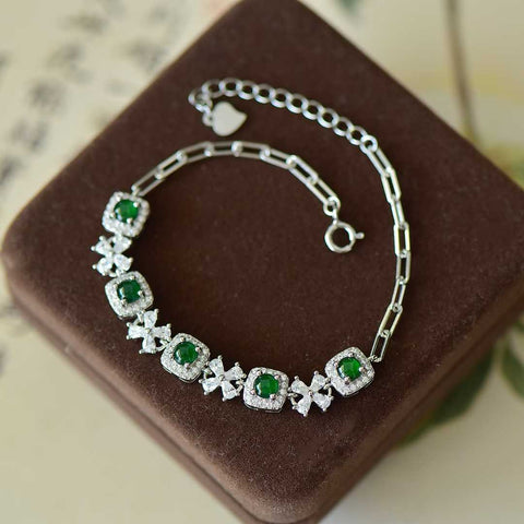 Gelang zirkon cabochon giok bertatahkan perak 35021#925. Gelang perak polos ini unik dan modis, dengan sentuhan giok yang hangat dan halus, sehingga efek pemakaiannya menarik perhatian. Spesifikasi giok: (4*4) termasuk pajak pengiriman.