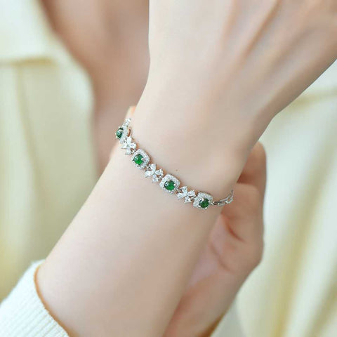Gelang zirkon cabochon giok bertatahkan perak 35021#925. Gelang perak polos ini unik dan modis, dengan sentuhan giok yang hangat dan halus, sehingga efek pemakaiannya menarik perhatian. Spesifikasi giok: (4*4) termasuk pajak pengiriman.
