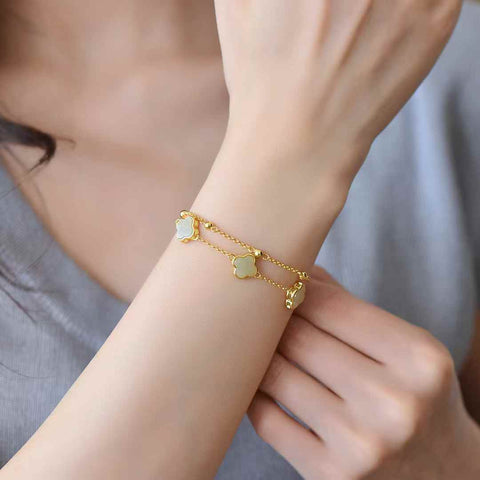 Gelang perak 6088-2s925 dengan batu giok Hetian, manik-manik air bening, dan semanggi berdaun empat. Ukuran batu lepas: 8*8, termasuk ongkos kirim dan pajak.