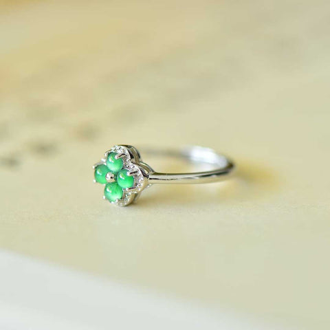 Cincin perak polos zirkon semanggi empat daun keberuntungan bertatahkan perak 31004#925 ini baru dan modis, gioknya hangat dan halus, dan efek pemakaiannya menarik perhatian. Spesifikasi giok: (3*3) termasuk pajak pengiriman