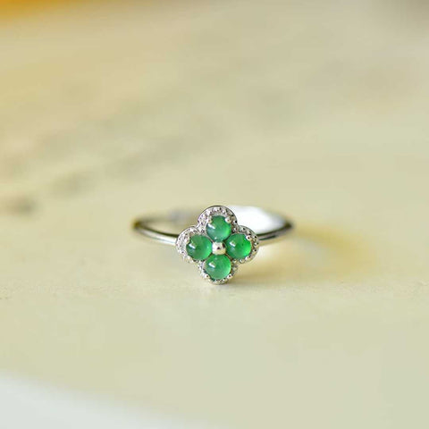 Cincin perak polos zirkon semanggi empat daun keberuntungan bertatahkan perak 31004#925 ini baru dan modis, gioknya hangat dan halus, dan efek pemakaiannya menarik perhatian. Spesifikasi giok: (3*3) termasuk pajak pengiriman