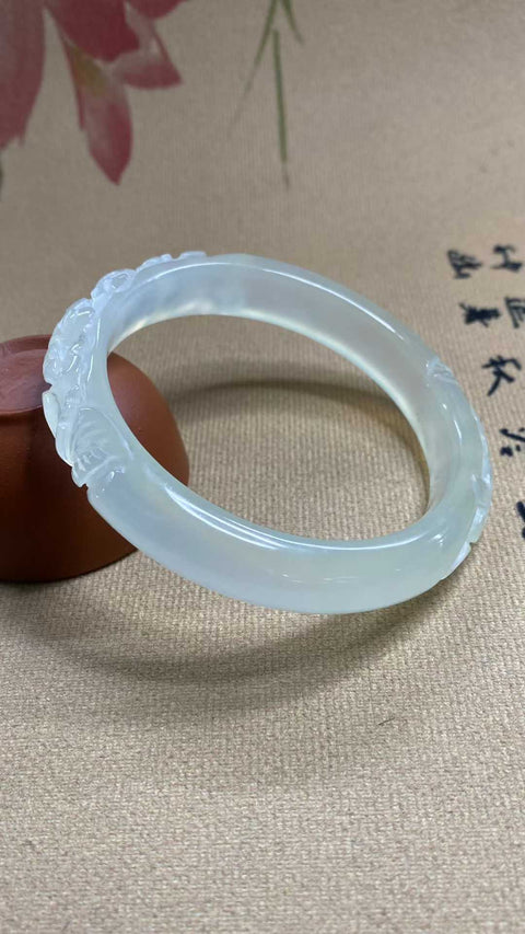 Kaya dan makmur: jenis es giok Xiuyan yang indah, gelang berukir, diameter dalam: 61,5mm, lebar samping 12,3mm, batu alam dihasilkan secara alami, polanya acak, termasuk pajak pengiriman