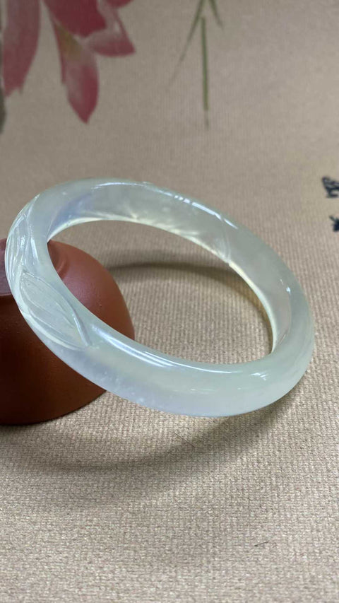 Bunga mekar: jenis es giok Xiuyan yang indah, gelang berukir, selangkah demi selangkah menuju kesuksesan, diameter dalam: 59,5mm, lebar samping 11,5mm, batu alam dihasilkan secara alami, polanya acak, termasuk pajak pengiriman