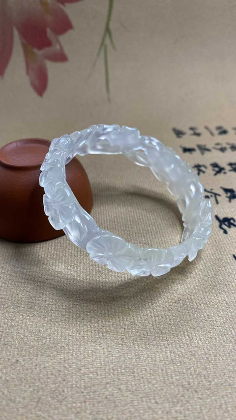 Gelang es giok Xiuyan yang indah, diameter dalam: 55.1mm, lebar samping 15.8mm, batu alam dihasilkan secara alami, polanya acak, termasuk pajak pengiriman