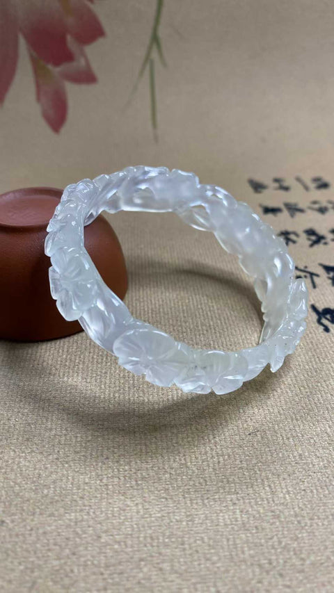 Gelang es giok Xiuyan yang indah, diameter dalam: 55.1mm, lebar samping 15.8mm, batu alam dihasilkan secara alami, polanya acak, termasuk pajak pengiriman
