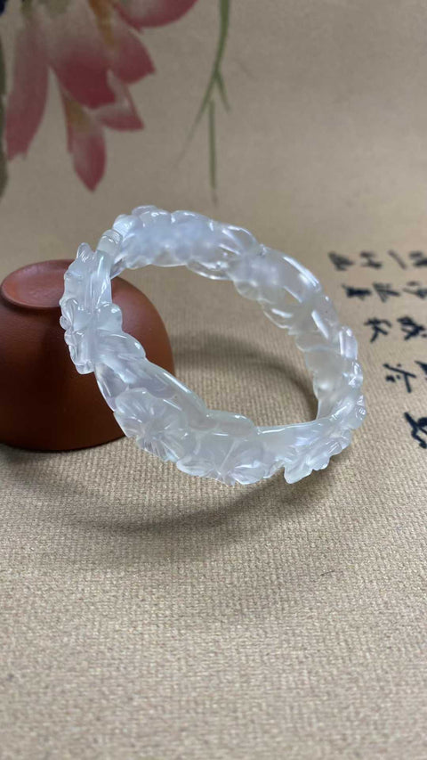 Gelang es giok Xiuyan yang indah, diameter dalam: 55.1mm, lebar samping 15.8mm, batu alam dihasilkan secara alami, polanya acak, termasuk pajak pengiriman