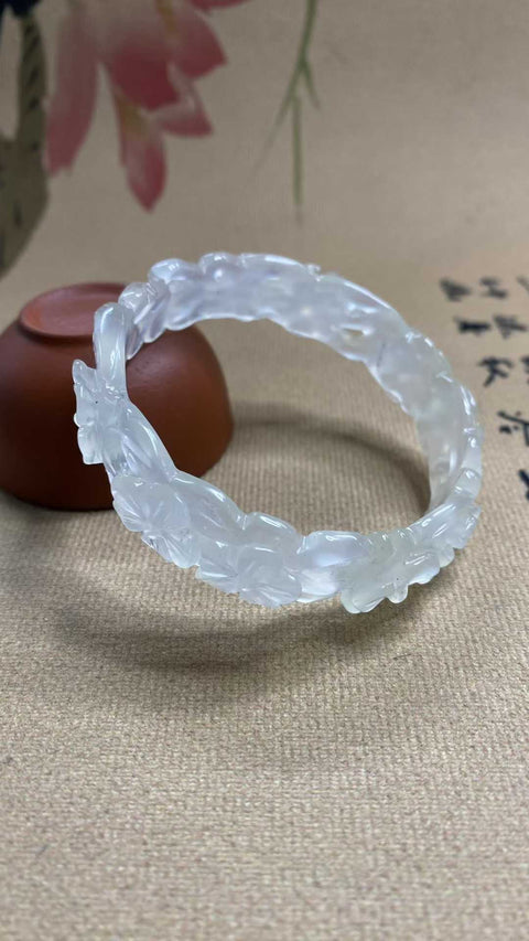 Gelang es giok Xiuyan yang indah, diameter dalam: 55.1mm, lebar samping 15.8mm, batu alam dihasilkan secara alami, polanya acak, termasuk pajak pengiriman