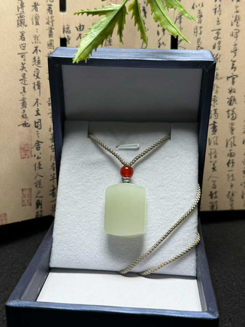 Giok Hetian "Kedamaian dan Kesusahan" 🙏Kedamaian dan kebahagiaan, tanpa kekhawatiran. Giok ini lembut dan hangat, cocok untuk dikenakan atau diberikan sebagai hadiah. 🎁 Perkiraan ukuran: 23×18×9㎜, termasuk ongkos kirim dan pajak