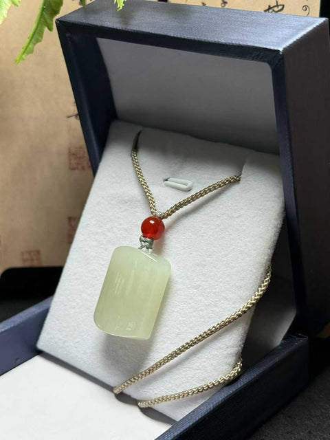 Giok Hetian "Kedamaian dan Kesusahan" 🙏Kedamaian dan kebahagiaan, tanpa kekhawatiran. Giok ini lembut dan hangat, cocok untuk dikenakan atau diberikan sebagai hadiah. 🎁 Perkiraan ukuran: 23×18×9㎜, termasuk ongkos kirim dan pajak