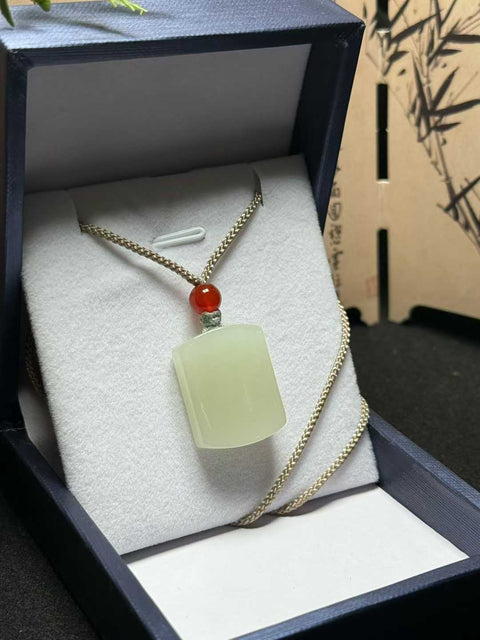 Giok Hetian "Kedamaian dan Kesusahan" 🙏Kedamaian dan kebahagiaan, tanpa kekhawatiran. Giok ini lembut dan hangat, cocok untuk dikenakan atau diberikan sebagai hadiah. 🎁 Perkiraan ukuran: 23×18×9㎜, termasuk ongkos kirim dan pajak