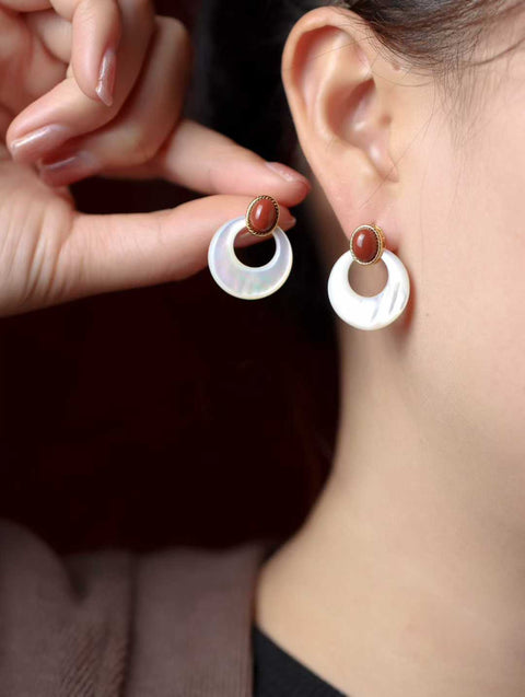 Langit berbintang bulan purnama giok merah alami Nanhong dengan kupu-kupu induk mutiara cangkang putih Anting-anting melingkar gaya Hong Kong Retro Ukuran 20*25mm termasuk pajak pengiriman