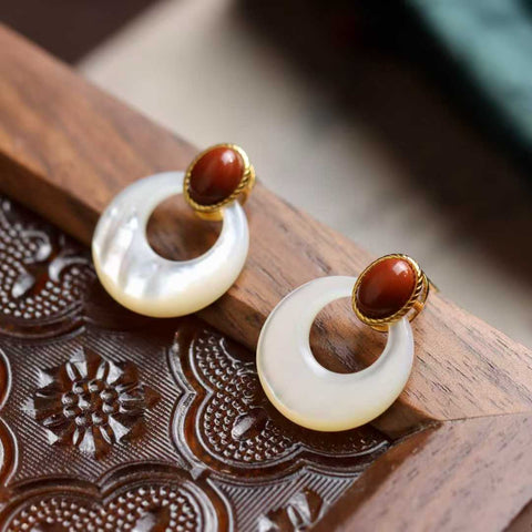 Langit berbintang bulan purnama giok merah alami Nanhong dengan kupu-kupu induk mutiara cangkang putih Anting-anting melingkar gaya Hong Kong Retro Ukuran 20*25mm termasuk pajak pengiriman