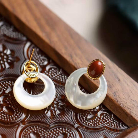 Langit berbintang bulan purnama giok merah alami Nanhong dengan kupu-kupu induk mutiara cangkang putih Anting-anting melingkar gaya Hong Kong Retro Ukuran 20*25mm termasuk pajak pengiriman