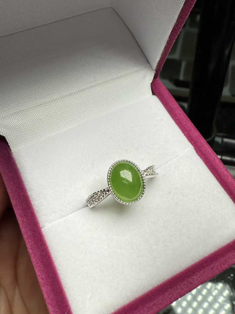Perak 925 bertatahkan jasper giok Hetian "Cincin berbentuk telur" 💍Gaya baru dan unik, gioknya hangat dan halus, efek pemakaiannya menarik perhatian ✨Perkiraan ukuran: 10×8㎜💫Termasuk biaya pengiriman dan pajak