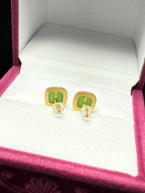 Anting-anting giok Hetian Jade Niche Temperamen "Anting-anting Kubus Gula Kecil" Warna giok halus hijau zamrud 925 warna perak tatahan halus Ukuran: Kira-kira: 6mm Termasuk pajak pengiriman